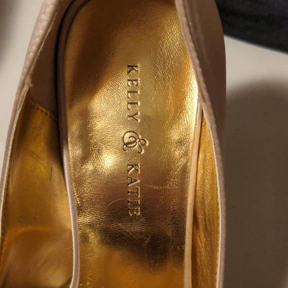 NWOT! Kelly & Katie Champagne Satin Platform Heels With Flower Accent Size 6 - Picture 4 of 7